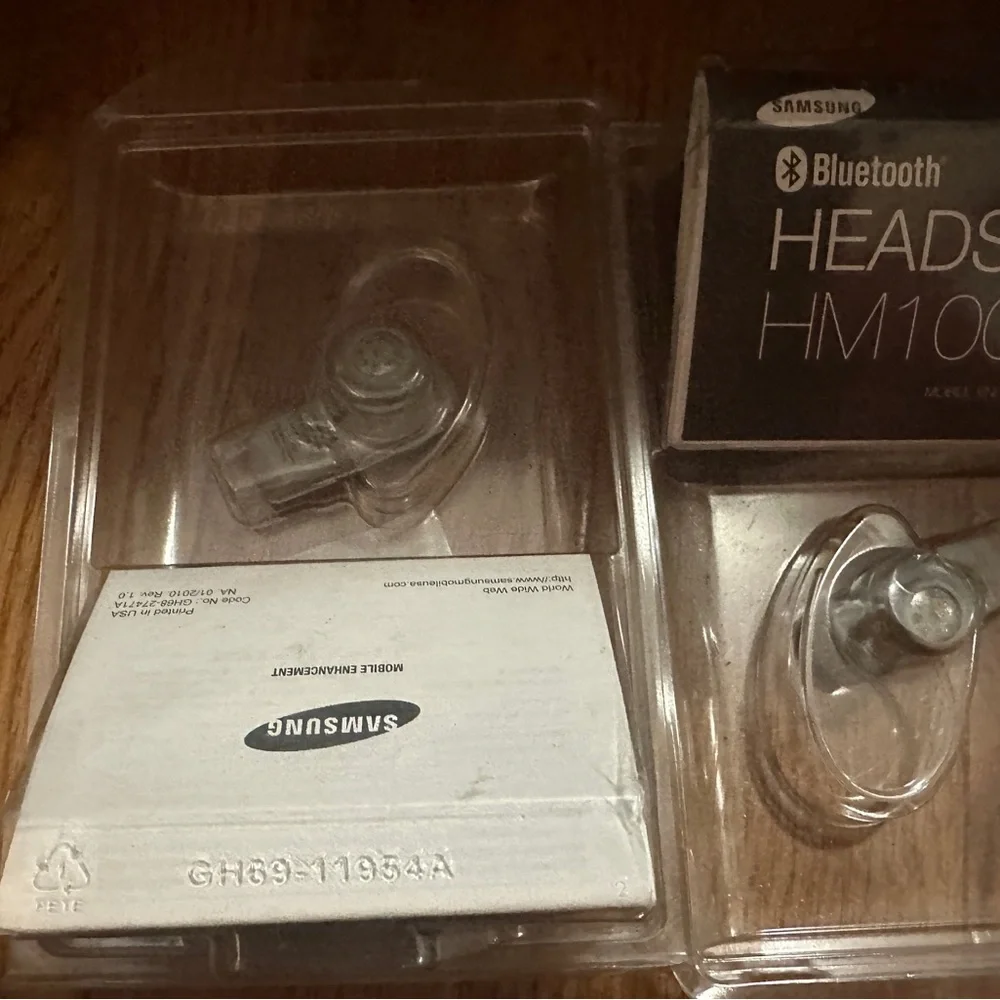 Samsung White Wireless Headset for Seamless Connectivity